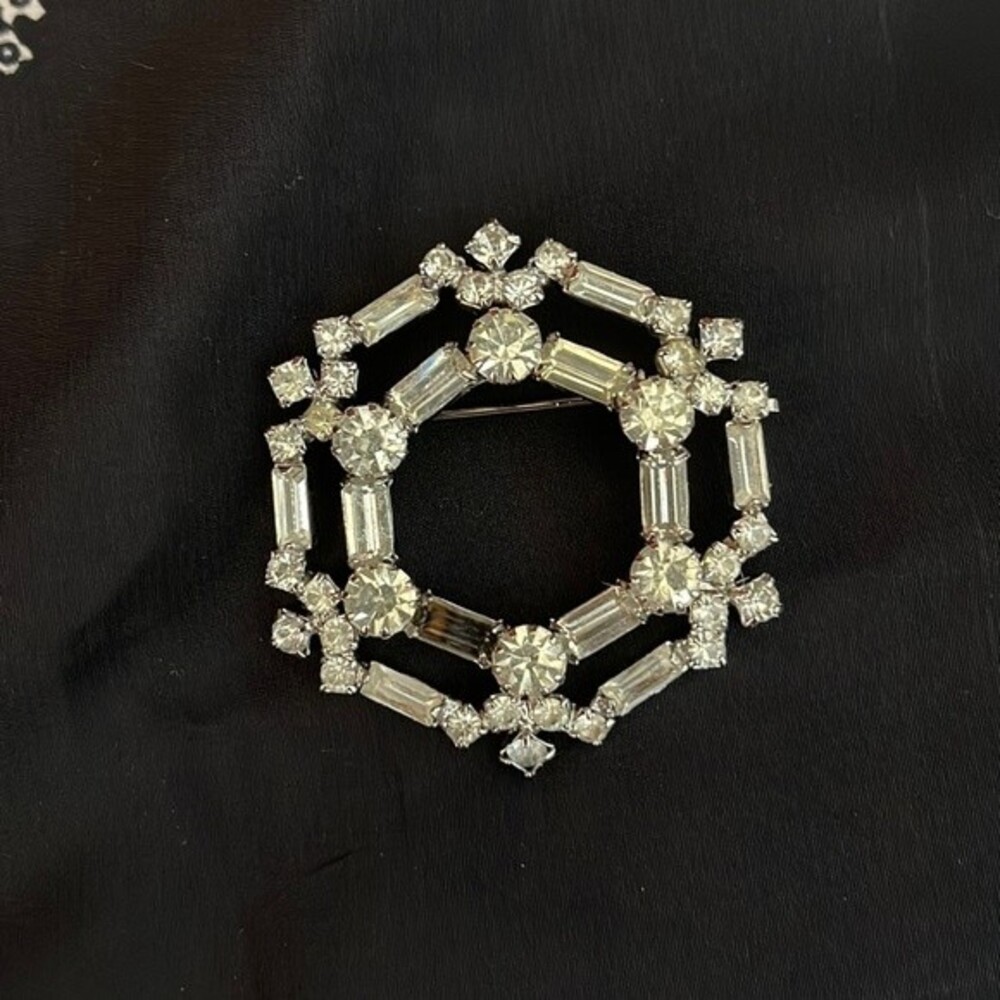 Vintage Rhinestone Wreath Brooch Unsigned